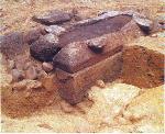 古墳の中に置かれた粘土質の土で出来た石棺の写真