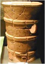 念南寺古墳を模した、円柱型の塔のような形をした埴輪の写真
