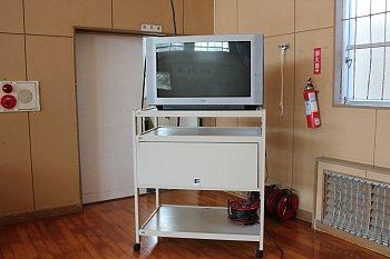 部屋の角の台の上に設置されたテレビの写真