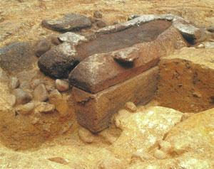 粘土質の土で作られた茶色の石棺の写真